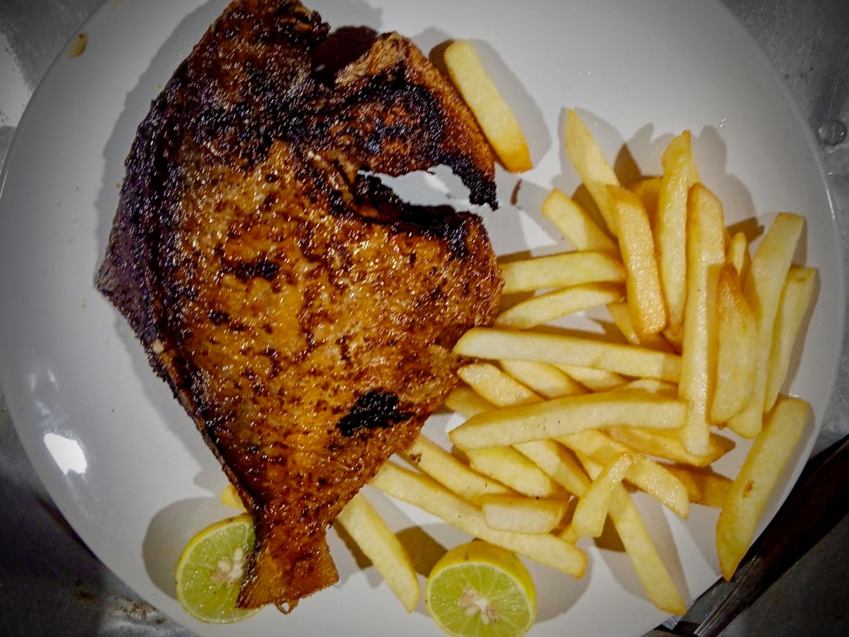 Pomfret Fried with chips